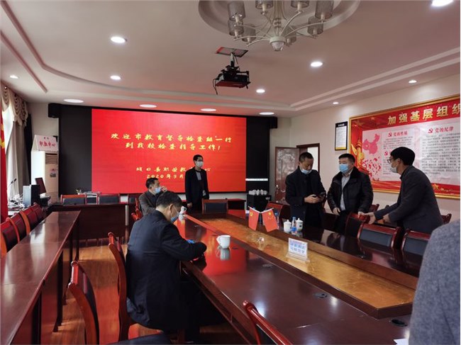 樱花夹道怒放，领导深情关怀